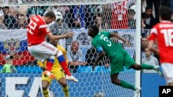 Artyom Dzyuba marque lors du match entre la Russie et l'Arabie saoudite ouvrant la Coupe du monde de football 2018 au stade Luzhniki à Moscou, en Russie, jeudi 14 juin 2018. 