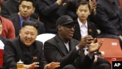 Pemimpin Korea Utara, Kim Jong-un dan mantan bintang NBA yang eksentrik, Dennis Rodman menyaksikan pertandingan basket antara pemain Korea Utara melawan pemain Amerika di sebuah arena bola basket di Pyongyang (28/2).
