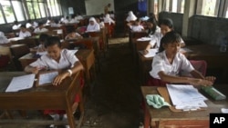Siswa di sebuah SD di Depok belajar di ruang kelas yang belum selesai direnovasi (Foto: dok). KPAI imbau pemerintah untuk menerapkan sekolah ramah anak sebagai kebijakan yang dapat diimplementasikan di seluruh sekolah di Indonesia.