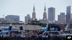 រូបភាព​ឯកសារ៖ មនុស្សម្នា​កំពុង​មើល​ព្រឹត្តិការណ៍​ America's Cup នៅ​រដ្ឋ San Francisco កាលពី​ថ្ងៃទី​១៨ កញ្ញា ២០១៣។