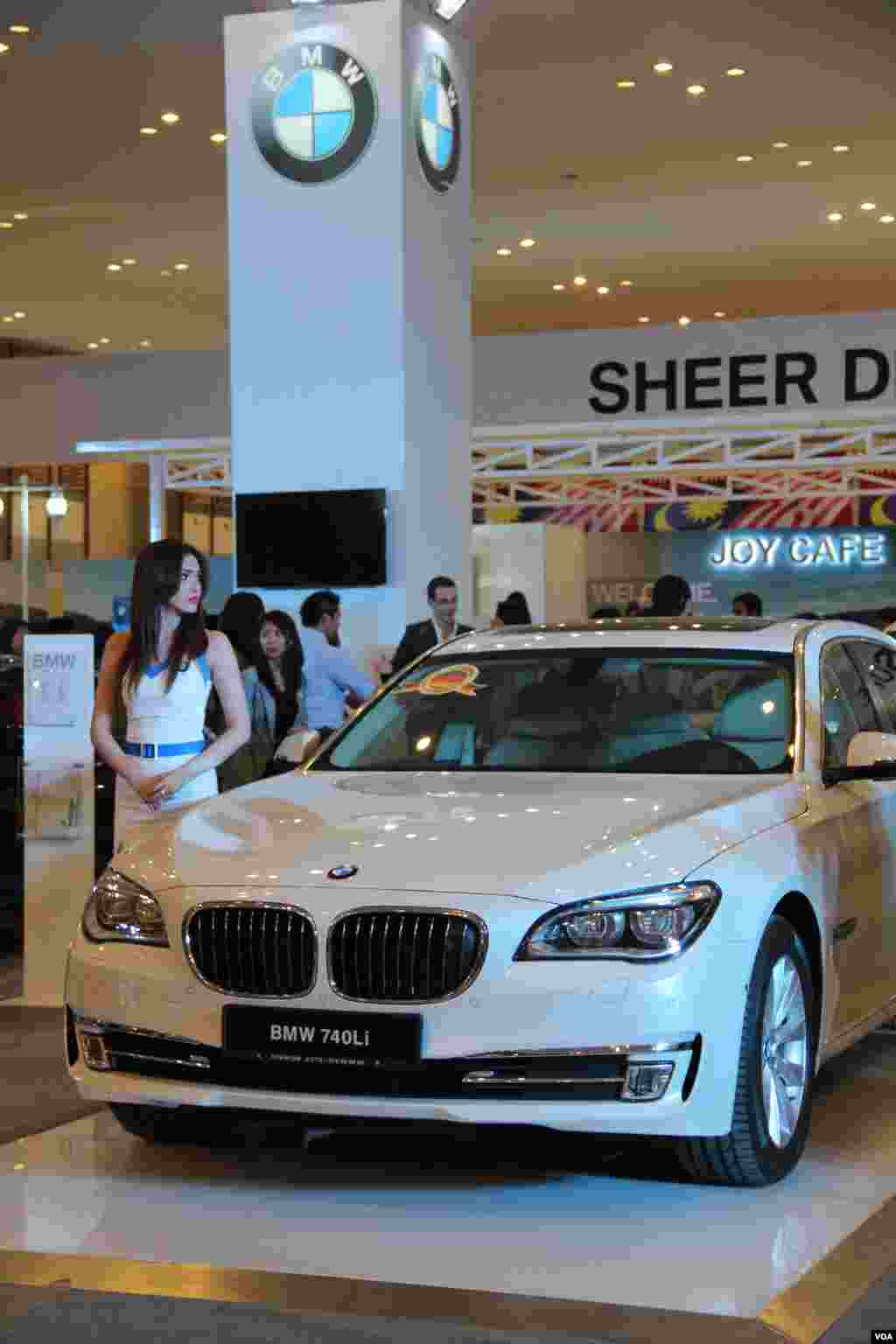 A major auto show is taking place this week in Phnom Penh at the Diamond Island Exhibition Center, October 30, 2014. (Nov Povleakhena/VOA Khmer) 