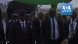 Macron pose la première pierre d'un marché à Bouaké