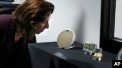 资料照片: 2023年12月11日美国商务部长雷蒙多检查6英寸微集成电路晶圆