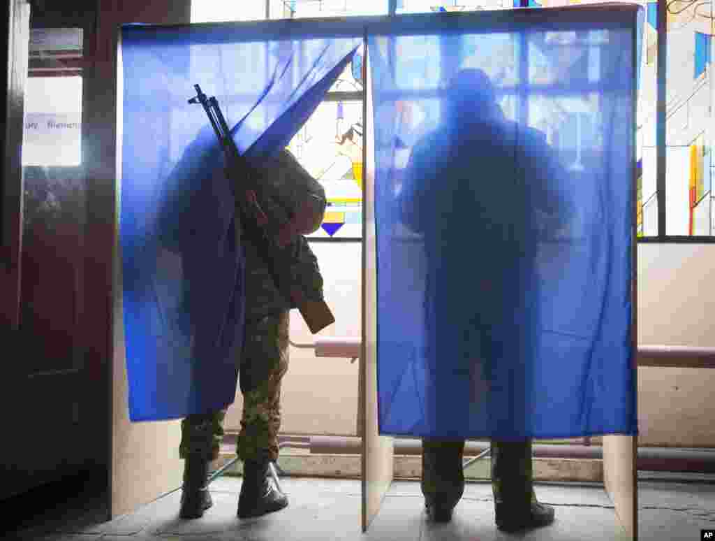 Ayirmachilar hukmron Donetsk va Lugansk oblastlarida saylovlar o&#39;tdi. Rasmiy Kiyev va G&#39;arb jarayonni tan olmayapti. 