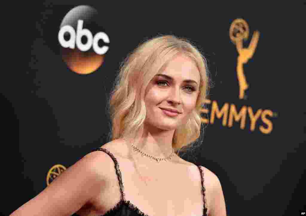 سوفی ترنر بازیگر انگلیسی است که در نقش سانسا در سریال بازی تاج و تخت بازی می کند