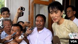 Pemimpin pro-demokrasi Birma, Aung San Suu Kyi (kanan) berbicara kepada media di Rangoon, Selasa (13/9).