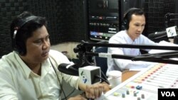 លោក ​សួន ប៊ុនស័ក្តិ​ (ស្តាំ) នាយក​លេខាធិការដ្ឋាន​នៃ​គណៈកម្មាធិការ​ប្រព្រឹត្តិកម្ម​នៃ​អង្គការ​សមាគម​​ការពារ​សិទ្ធិ​មនុស្ស​កម្ពុជា​ និងលោក ​សួន ប៊ុនធឿន អ្នកសម្របសម្រួល​គម្រោង​គាំទ្រ​អ្នកការពារ​សិទ្ធិ​មនុស្ស​នៃ​មជ្ឈមណ្ឌល​សិទ្ធិ​មនុស្ស​កម្ពុជា។