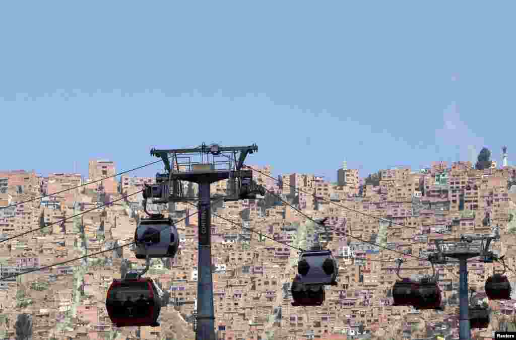 Kendaraan gantung untuk wisatawan dihias berbentuk seperti bola di La Paz, Bolivia. 