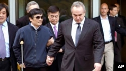 美国国务院法律顾问高洪柱(左)、助理国务卿坎贝尔(前)和美国驻华大使骆家辉陪同陈光诚走出美国使馆。