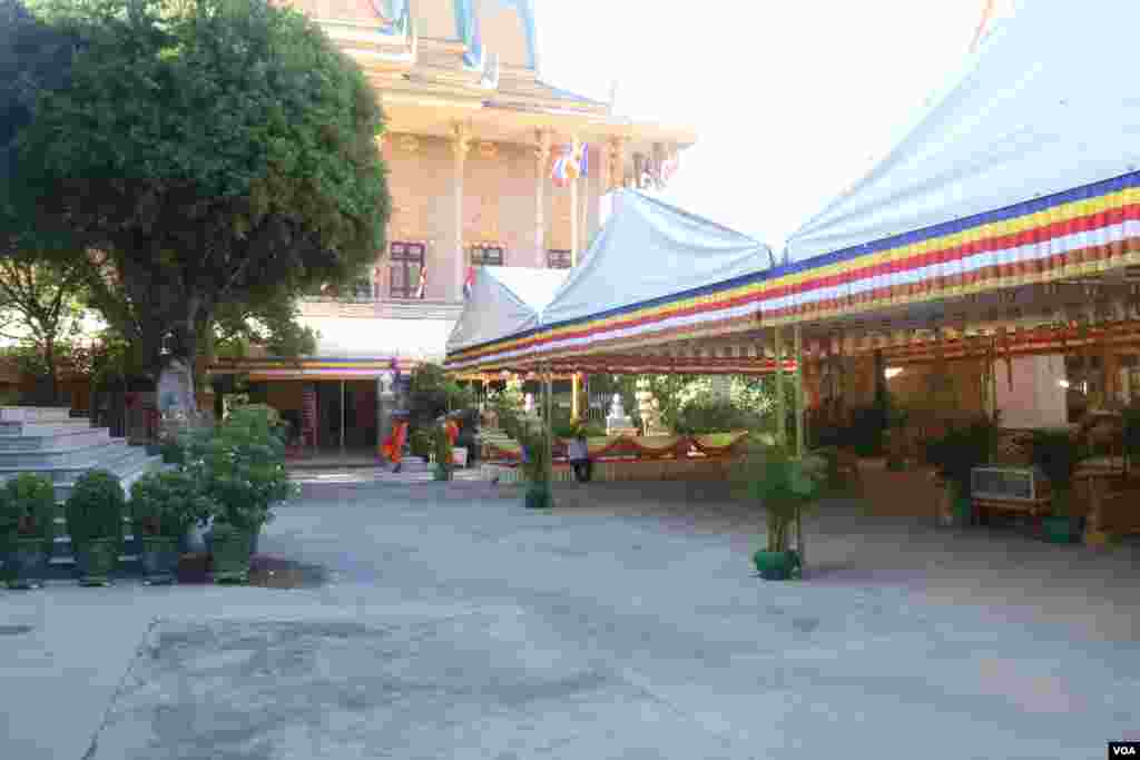 ព្រះសង្ឃ​និង​អ្នក​ស្នាក់​អាស្រ័យ​នៅ​វត្ត​លង្កា​ព្រះកុសុមារាម&nbsp;(ហៅវត្តលង្កា)&nbsp;កំពុង​រៀបចំ​និង​បោស​សម្អាត​បរិវេណ​វត្ត&nbsp;សាលា​ឆាន់&nbsp;និង​ព្រះវិហារ&nbsp;ដើម្បី​ទទួល​ប្រជាពលរដ្ឋ​ដែល​កាន់​ព្រះពុទ្ធ​សាសនា​ក្នុង​ឱកាស​ពិធី​បុណ្យ​ភ្ជុំបិណ្ឌ&nbsp;ចាប់​ពី​ថ្ងៃ​ស្អែក​ ទី​២៨ ខែ​កញ្ញា​តទៅ។&nbsp;(ស៊ូ&nbsp;ពិសែន/VOA)