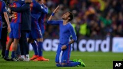 Neymar de Barcerlone agenouillé, adresse une prière a Dieu, après la victoire de 6-1 du FC Barcelone contre Paris Saint German aux 16e de finale de la Ligue des champions au stade Camp Nou à Barcelone, Espagne, 8 Mars 2017. 