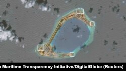 រូបភាព​ពី​លំហអាកាស​របស់​អង្គការ CSIS Asia Maritime Transparency Initiative ​បង្ហាញ​ឲ្យ​ឃើញ​​អ្វី​ហាក់​ដូច​ជា​កាំភ្លើង​ប្រឆាំង​យន្ត​ហោះ និង​ប្រហែល​ជា​ប្រព័ន្ធ​អាវុធ​នៅ​លើ​កោះ​សិប្បនិមិត្ត Subi Reef។ រូបថត​នេះ​បញ្ចេញ​កាល​ពី​ថ្ងៃ​ទី​១៣ ខែ​ធ្នូ។