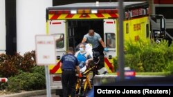 Para petugas gawat darurat Hillsborough County membawa seorang pasien ke unit gawat darurat di sebuah rumah sakit di Tampa, Florida, di tengah lonjakan kasus COVID-19, 3 Agustus 2021. (Foto: Octavio Jones/Reuters)