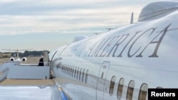 2023年7月5日，美国财政部长耶伦从马里兰州安德鲁斯联合基地登上飞往中国北京的飞机。（路透社照片）