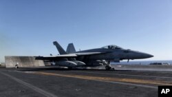 Lovac poleće sa nosača aviona USS Dvajt Ajzenhauer u istočnom Mediteranu 6. jula 2016. (Foto: AP/(AP Photo/Bram Janssen)