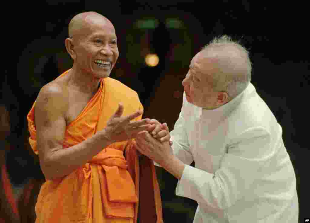 Then King Sihanouk bids goodbye to a Buddhist monk at a temple in Siem Reap, northern Cambodia, September 1,1997. 
