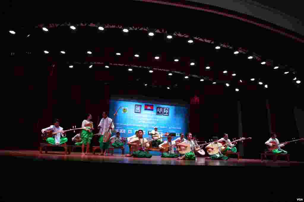 &nbsp;លោក​ពេជ សារ៉ាត ស្ថាបនិក និង​ប្រធាន​ដឹកនាំ​សហគមន៍​ចាប៉ី​អមតៈ ដែល​ជា​ក្រុម​អ្នករៀបចំ​មួយ​ក្នុង​ចំណោម​អ្នក​រៀបចំ​ទាំង​អស់​សម្ដែង​ជាមួយ​នឹង​សិល្បៈករ​ផ្សេងទៀត​ដោយ​មាន​តន្រ្តី​ចាប៉ី​កំដរ​នៅ​ក្នុង​មហោស្រពចាប៉ី​លើក​ទីមួយ​នៅ​សាល​មហោស្រព​ចតុមុខនៃ​រាជធានី​ភ្នំពេញ​​កាលពី ថ្ងៃអាទិត្យ​ទី​០៣​មេសា​នេះ។(​ឡេង ឡែន/VOA)