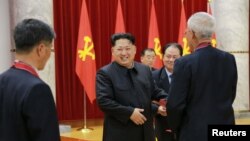 មេដឹកនាំកូរ៉េខាងជើង​លោក Kim Jong Un (កណ្តាល)។ ចិន​និង​ស.រ.អា​ថ្កោលទោស​ការ​សាកល្បង​អាវុធ​នុយក្លេអ៊ែរ​របស់​កូរ៉េ​ខាង​ជើង។