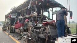 بقایای بس دو طبقه‌ای مسافربری بعد از وقوع حادثۀ ترافیکی