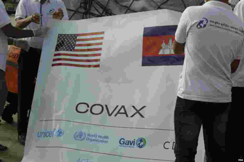 វ៉ាក់សាំងបង្ការជំងឺកូវីដ១៩ ប្រភេទ Johnson &amp; Johnson ដែលជាជំនួយរបស់សហរដ្ឋអាមេរិក ក្រោមយន្តការកូវ៉ាក់(COVAX) បានមកដល់កម្ពុជា នៅថ្ងៃទី ៣០ ខែកក្កដា ឆ្នាំ២០២១។ (ហ៊ាន សុជាតា/វីអូអេ)