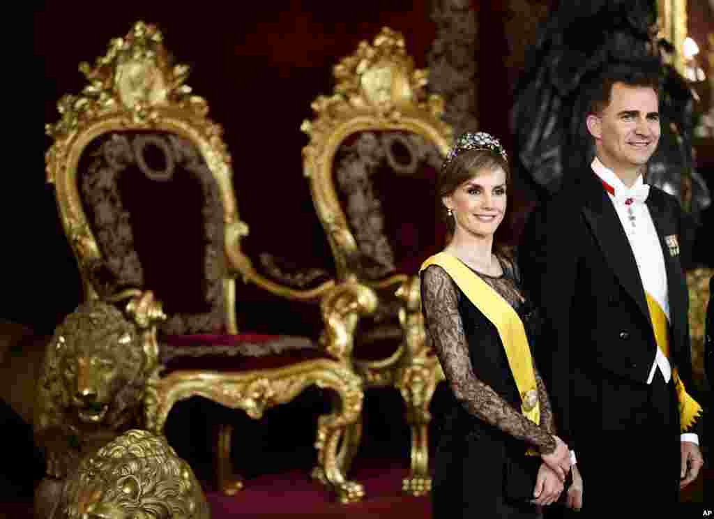 Puteri Letizia dan Putera Mahkota Spanyol Felipe menghadiri upacara penyambutan kehormatan bagi Presiden Meksiko Enrique Pena Nieto, di istana kerajaan Spanyol dekat Madrid.