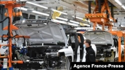 Presiden Joe Biden mendorong pabrik-pabrik AS untuk kembali memroduksi barang-barang di AS, termasuk mobil dan semikonduktor dalam rangka mengatasi gangguan rantai pasokan (foto: ilustrasi). 