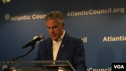 مایک پنس معاون رئیس جمهوری آمریکا روز دوشنبه در کلوب اقتصادی شهر دیترویت سخنرانی کرد.&nbsp;