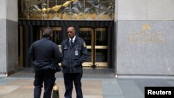 ប៉ូលិស និង​សន្តិសុខ​ឈរ​នៅ​ខាង​ក្រៅ​អគារ 30 Rockefeller Plaza ដែល​ជា​ទីតាំង​នៃ​ការិយាល័យ​របស់​លោក​មេធាវី Michael Cohen ដែល​ជា​មេធាវី​ផ្ទាល់​ខ្លួន​របស់​លោក​ប្រធានាធិបតី ដូណាល់ ត្រាំ នៅ​ក្នុង​សង្កាត់ Manhattan ក្រុង​ញូវយ៉ក កាលពី​ថ្ងៃទី៩ ខែមេសា ឆ្នាំ២០១៨។