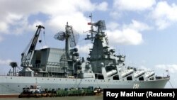 ARHIVA - Ruska krstarica Moskva ukotvljena u Mumbaju u Indiji 2003. (Foto: REUTERS/Roy Madhur)