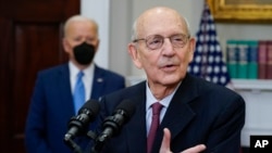 Hakim agung AS Stephen Breyer Kamis (27/1) mengumumkan akan mundur akhir tahun ini, sementara Presiden Biden tampak di belakangnya di Gedung Putih. 