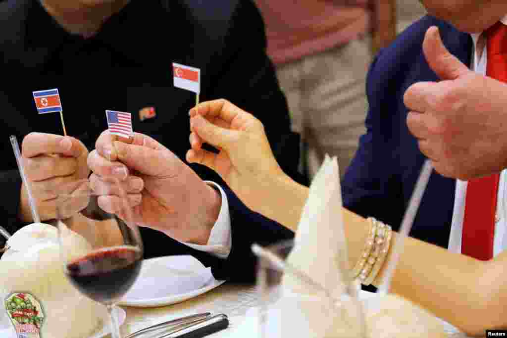 Howard, dan kasar Australia-dan asalin kasar China ya yi shigar&nbsp; shugaban&nbsp; Koriya Ta Arewa Kim Jong-un, da Dennis Alan, wanda ya yi shigar shugaban Amurka&nbsp; Donald Trump, sun gana a wurin shakatawa na&nbsp; Merlion Park a Singapore, June 8, 2018.