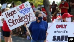 4일 미국 유타주 솔트레이크시티에서 교육 당국의 등교수업 재개 계획에 반대하는 교사들의 시위가 열렸다 이들은 신종 코로나바이러스 방역 대책을 먼저 확보할 것을 요구했다.