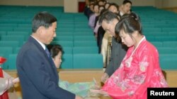 북한에서 9일 제13기 최고인민회의 대의원 선거 투표소가 열린 가운데, 평양에 마련된 한 투표소에서 투표를 하려는 주민들이 줄 서 있다.