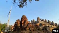 ប្រាសាទភ្នំបាខែង ក្នុងខេត្តសៀមរាប ស្ថិតក្រោមការជួសជុល និងអភិរក្ស ខែមករា ឆ្នាំ២០២១។ (ហ៊ាន សុជាតា/វីអូអេ)