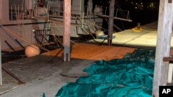 សាកសព​​ជនចំណាកស្រុក​ត្រូវ​បាន​ដាក់​តម្រៀប​គ្នានៅ​កំពង់​ផែ​កោះ Lampedusa នា​ថ្ងៃទី០៩ ខែ​កុម្ភៈ ឆ្នាំ២០១៥។ យ៉ាងហោចណាស់ ជនចំណាកស្រុក​២៥នាក់​បានស្លាប់​ពេល​ធ្វើដំណើរតាម​ទូក​​ពី​អាហ្រ្វិកខាងជើង​ទៅ​កាន់​ប្រទេស​អ៊ីតាលី​។