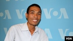 លោក កែ សំអឿន សិក្ខាកាម​​​សិក្សាផ្នែក​កសិកម្មនិងអភិវឌ្ឍន៍​ជនបទ​​ តាមរយៈ​កម្មវិធី​អាហារូបករណ៍ Humphrey Fellowship (2015-2016) របស់​​រដ្ឋាភិបាល​សហរដ្ឋ​អាមេរិក ធ្វើ​ទស្សនកិច្ច​នៅ​​ការិយាល័យ VOA ក្នុង​រដ្ឋធានី​វ៉ាស៊ីនតោន កាលពី​ថ្ងៃ​ទី​២០ ខែ​ឧសភា ឆ្នាំ​២០១៥ ។