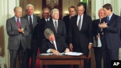 Tadašnji američki predsednik Bil Klinton potpisuje jedan od dodatnih sporazuma u okviru NAFTA-e, u Beloj kući, 14. septembra 1993. godine 