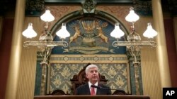 Gubernur Michigan Rick Snyder menyampaikan sambutan di hadapan para anggota Senat dan DPRD di gedung parlemen daerah di Lansing, Michigan (19/1).