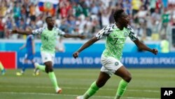 Ahmed Musa célèbre son but lors du match du groupe D entre le Nigeria et l'Islande à la Coupe du monde 2018 à Volgograd, Russie, le 22 juin 2018.