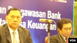 Gubernur BI, Agus Martowardojo (kiri) dan Ketua Otoritas Jasa Keuangan, Muliaman Hadad (kanan) (VOA/Iris Gera).
