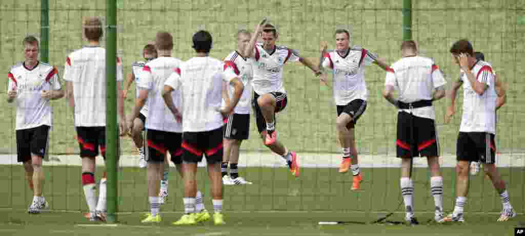 Musobaqa g&#39;olibligiga asosiy da&#39;vogarlardan Germaniya milliy terma jamoasi Porto Seguro shahri yaqinida mashg&#39;ulot o&#39;tkazmoqda, 9-iyun, 2014-yil.