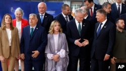 Ако се врати на власт, Трамп вели дека ќе наметне големи царини за Европа, ќе бара преговарачки крај на руската војна во Украина и ќе ги намали поддршката на САД за Киев - позиции на кои повеќето европски лидери силно се противат.