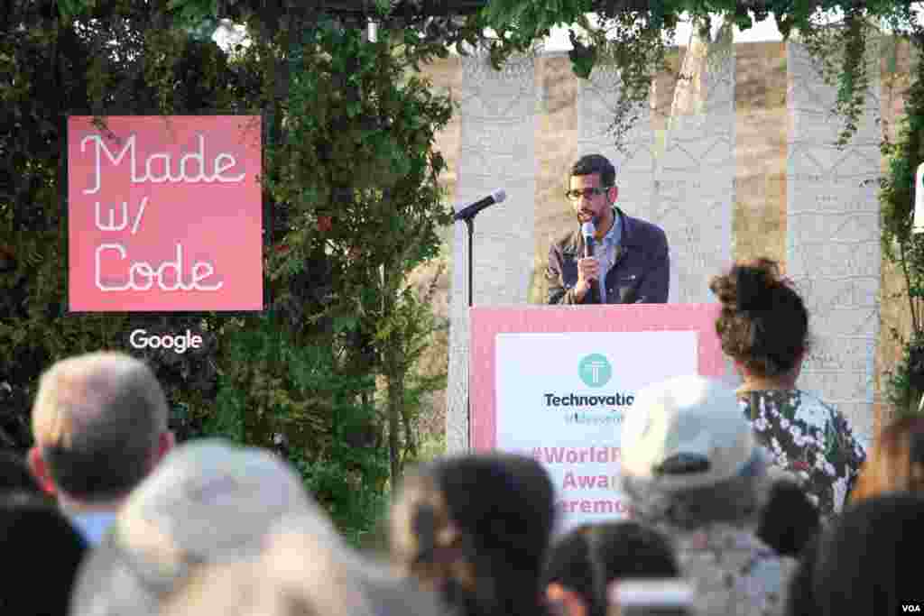 លោក Sundar Pichai នាយក​ប្រតិបត្តិ​ក្រុមហ៊ុន Google ថ្លែង​នៅ​ក្នុង​ពិធី​បិទ​នៃ​ការ​ប្រកួត​​ប្រកួត​ផ្តាច់​ព្រ័ត្រ​ Technovation Challenge World Pitch Summit នៅ​ទី​ស្នាក់ការ​កណ្តាល​ក្រុមហ៊ុន Google នៅ​ក្រុង Mountain View រដ្ឋ​កាលីហ្វរញ៉ា សហរដ្ឋ​អាមេរិក កណ្តាល​តំបន់​បច្ចេកវិទ្យា Silicon Valley កាល​ពី​ថ្ងៃ​​ព្រហស្បតិ៍​ ទី​​១០ ខែ​សីហា ឆ្នាំ​២០១៧។ (សឹង សុផាត/VOA)