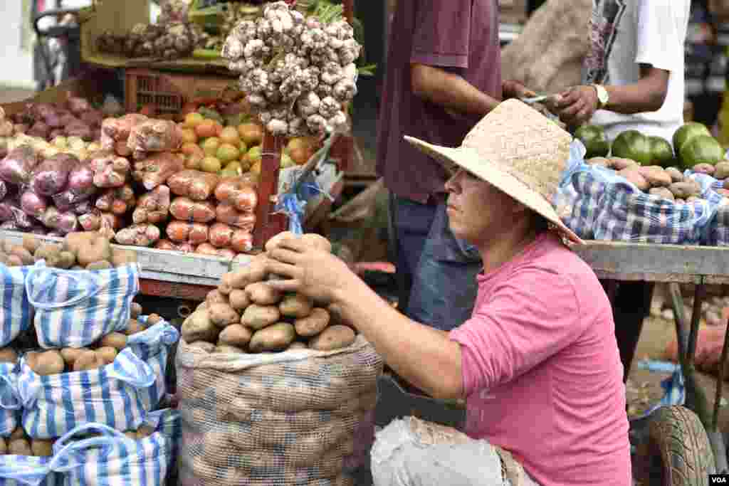 At this Colombian street market, vendors sell potatoes, diapers, toilet paper, tires, Venezuelan cigarettes and various other items. (Photo: Diego Huertas / VOA Spanish)