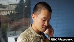 유엔사령부가 북한군과의 직통전화로 연락하는 사진을 공개했다. 사진 제공: UNC / Facebook.