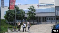 Ljudi ispred Instituta za javno zdravlje Crne Gore u Podgorici (Foto: )