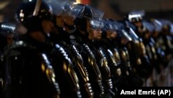 Kordon policije Republike Srpske u Banjaluci, 26. decembra 2018. (Foto: AP/Amel Emrić) 