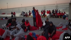 Migran yang diselamatkan dari laut, menunggu dipindahkan ke pelabuhan Algeciras, Spanyol, 28 Juli 2018. (Foto: dok).
