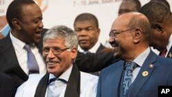 Le président soudanais Omar el-Béchir, à droite, au sommet de l'Union africaine à Johannesburg, le dimanche 14 juin 2015.