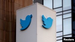 Logo dari media sosial Twitter terlihat di luar kantor pusat platform tersebut yang terletak di San Francisco, pada 11 Januari 2021. (Foto: Reuters/Stephen Lam) 